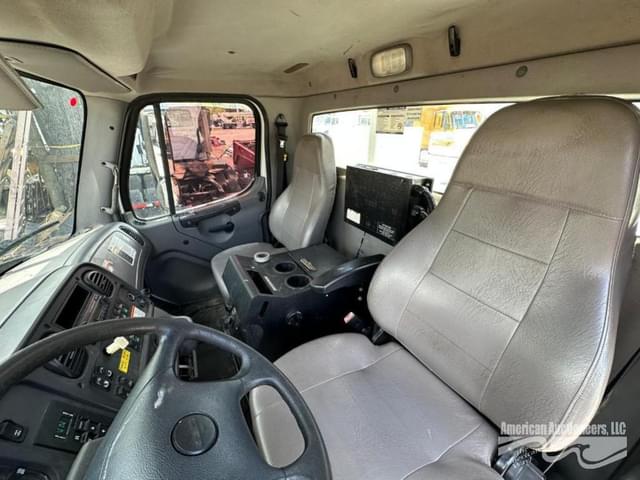 Image of Freightliner M2 106 equipment image 4