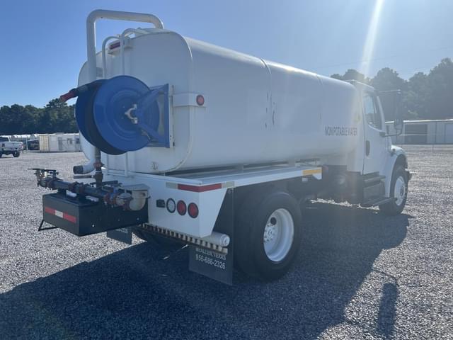 Image of Freightliner M2 106 equipment image 4