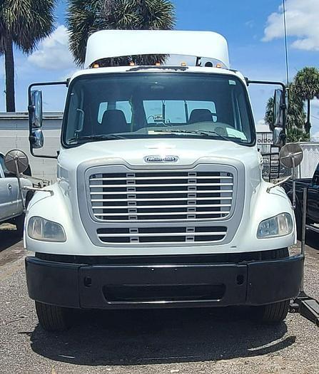 Image of Freightliner M2 112 equipment image 4