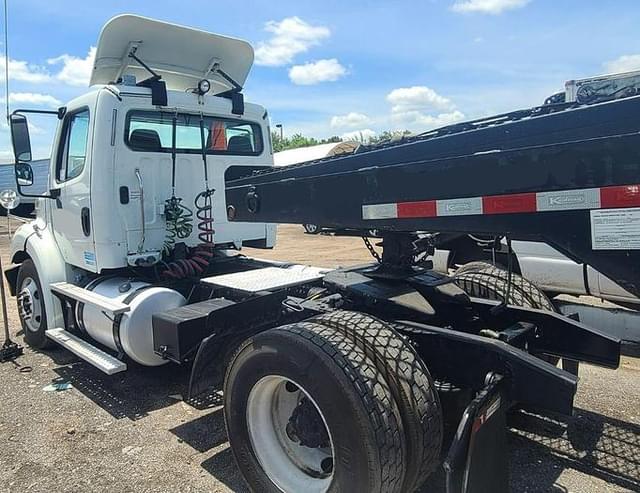 Image of Freightliner M2 112 equipment image 1