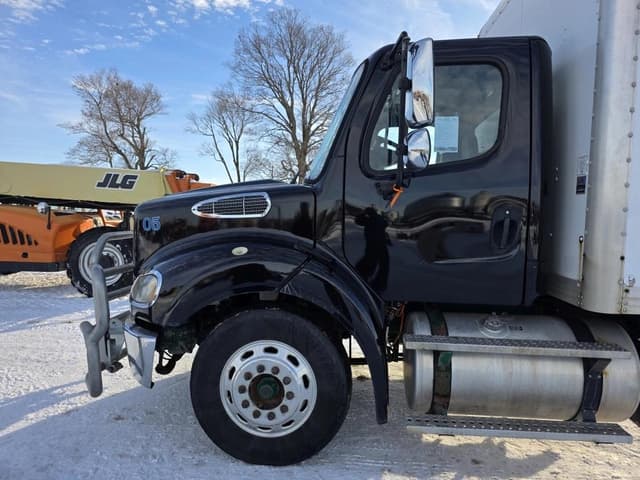Image of Freightliner M2 equipment image 4