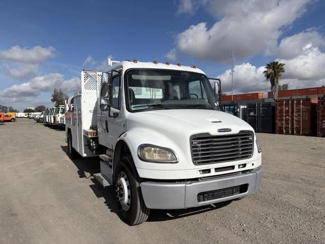 Image of Freightliner M2106 equipment image 1