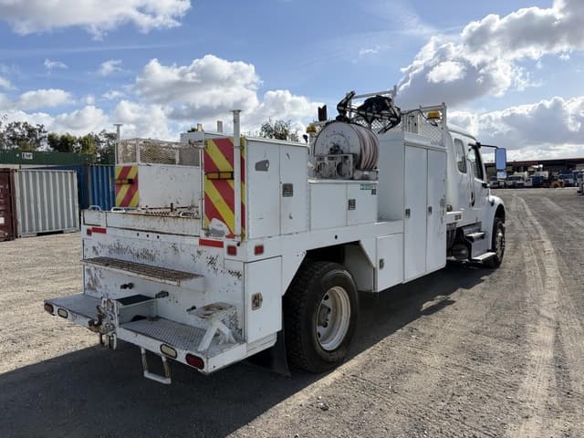 Image of Freightliner M2106 equipment image 2