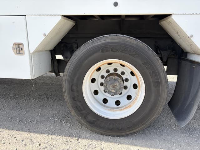 Image of Freightliner M2106 equipment image 4