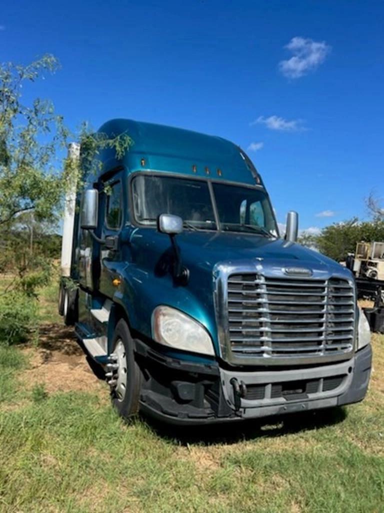 Image of Freightliner Cascadia Image 0