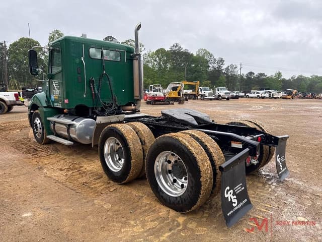 Image of Freightliner Columbia equipment image 2