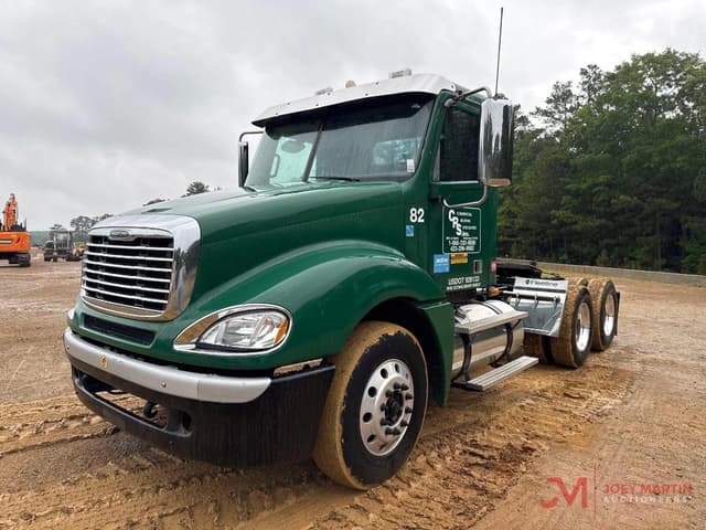 Image of Freightliner Columbia equipment image 3