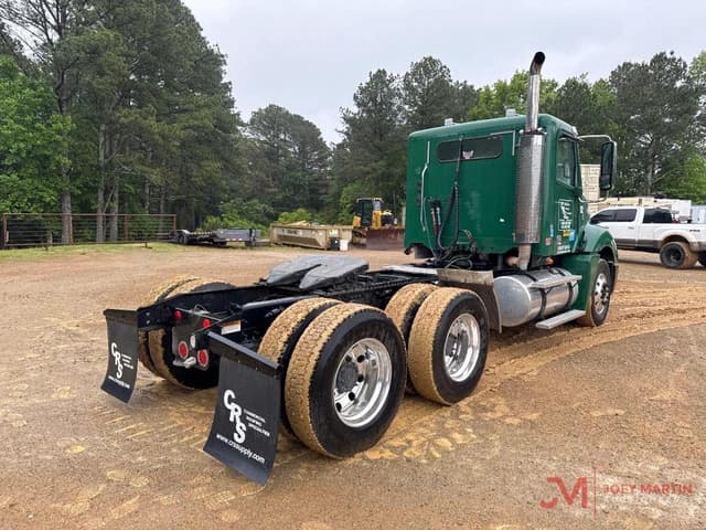 Image of Freightliner Columbia equipment image 1