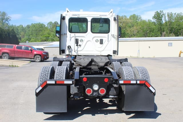 Image of Freightliner Cascadia equipment image 3