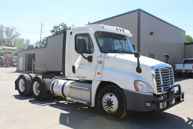 Image of Freightliner Cascadia equipment image 2