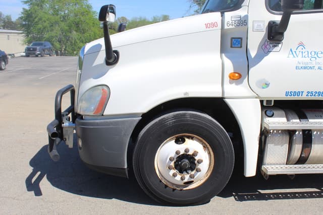 Image of Freightliner Cascadia equipment image 4