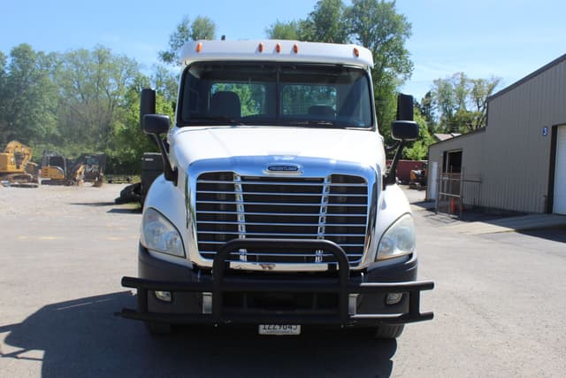 Image of Freightliner Cascadia equipment image 1