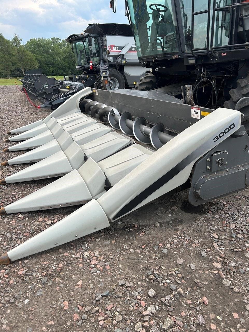 2013 Gleaner 3000 Equipment Image0