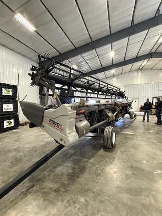 Image of Gleaner 9250-35 equipment image 2