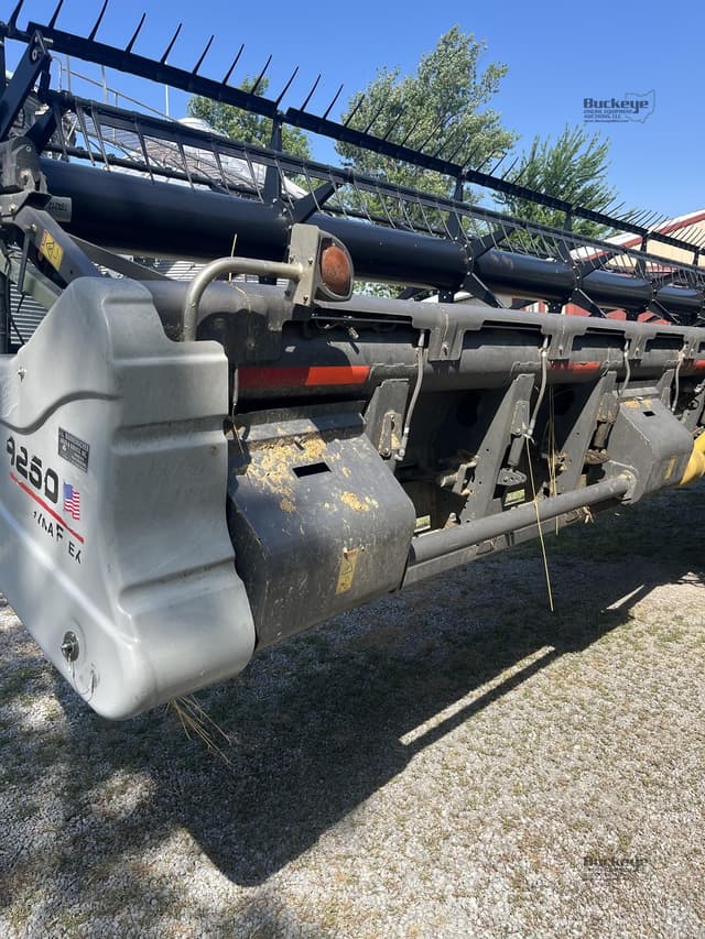 Image of Gleaner 9250 equipment image 2