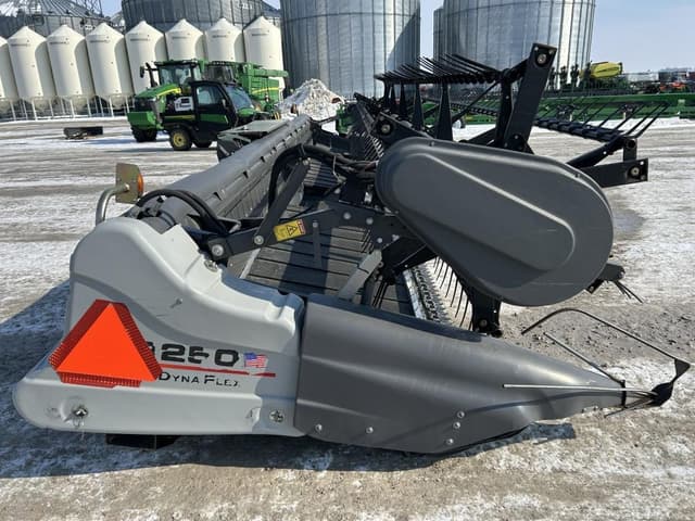 Image of Gleaner 9250 equipment image 3