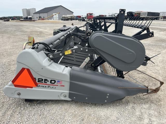 Image of Gleaner 9250 equipment image 4