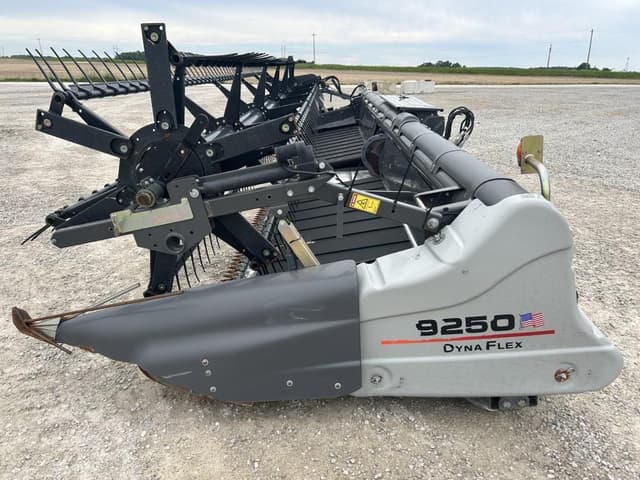 Image of Gleaner 9250 equipment image 3