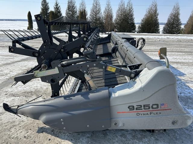 Image of Gleaner 9250 equipment image 4