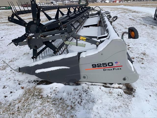 Image of Gleaner 9250 equipment image 4