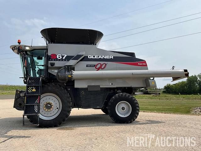 Image of Gleaner S67 equipment image 1