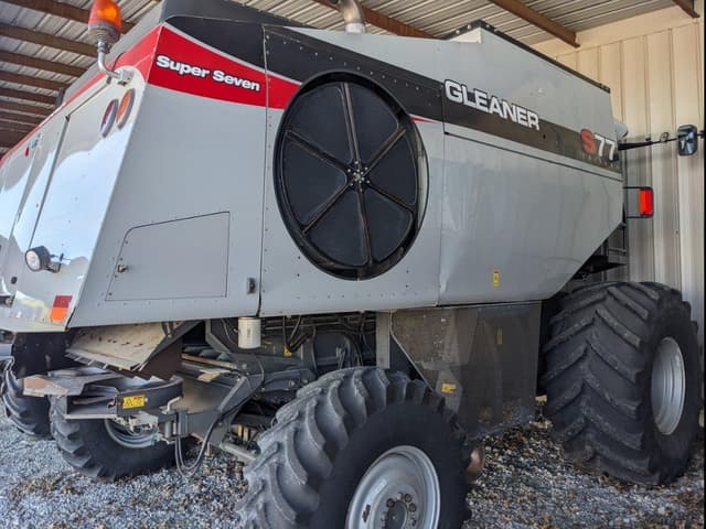 Image of Gleaner S77 equipment image 3