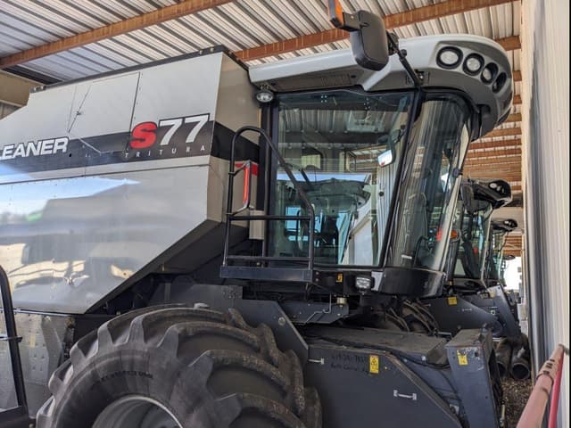 Image of Gleaner S77 equipment image 1