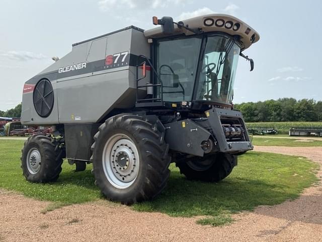 Image of Gleaner S77 equipment image 4