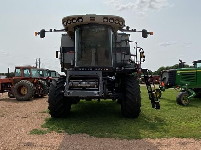 Image of Gleaner S77 equipment image 4