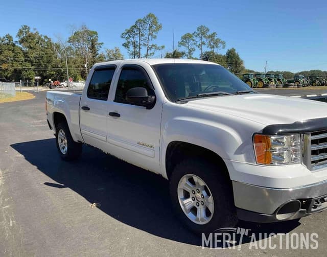 Image of GMC Sierra 1500 equipment image 3