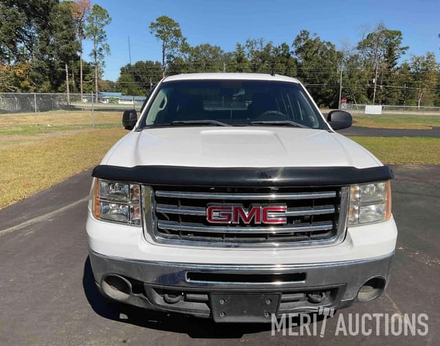 Image of GMC Sierra 1500 equipment image 1