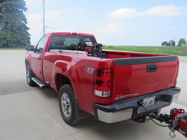 Image of GMC 2500HD equipment image 2