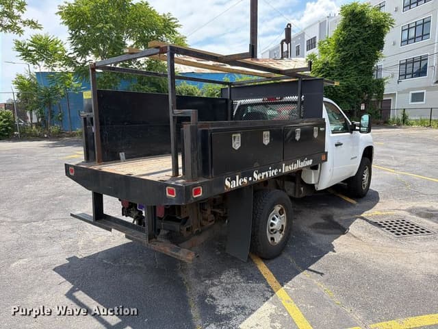 Image of GMC 2500HD equipment image 4