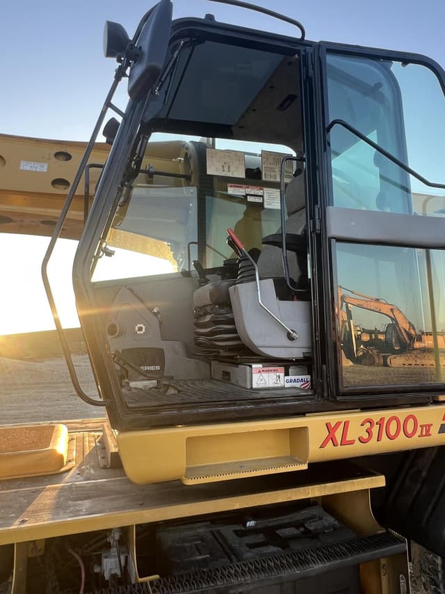 Image of Gradall XL3100 IV equipment image 3