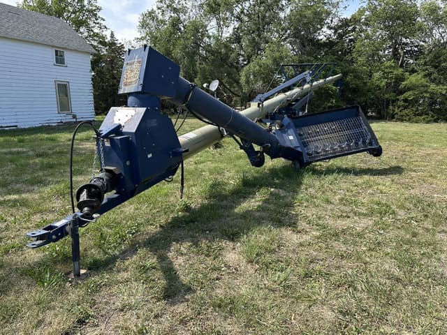 Image of Harvest International H1382 equipment image 1