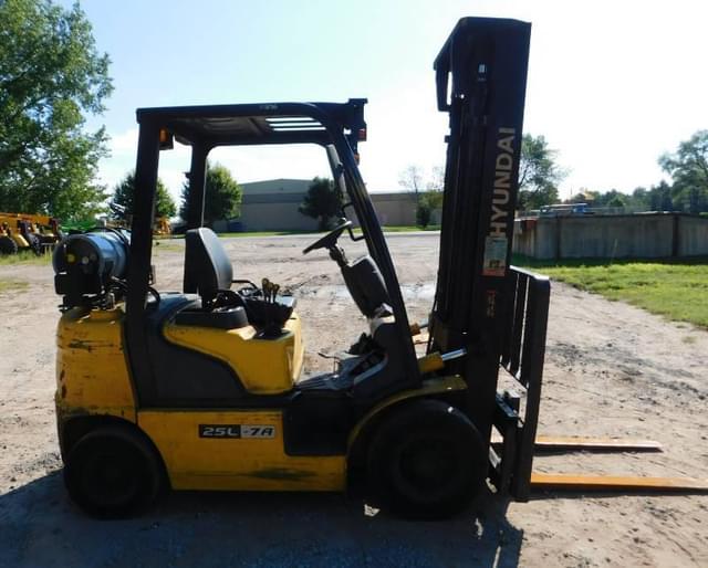 Image of Hyundai 25L-7A equipment image 3