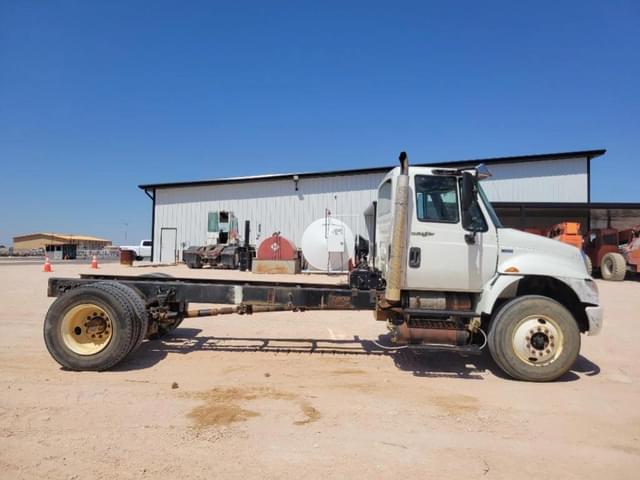 Image of International 4300 equipment image 4