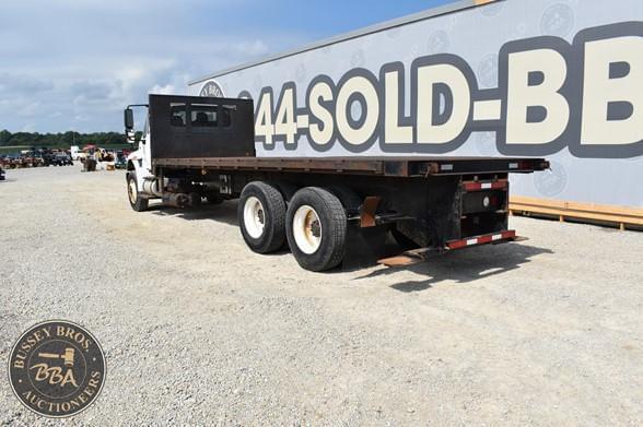 Image of International 4400 equipment image 3