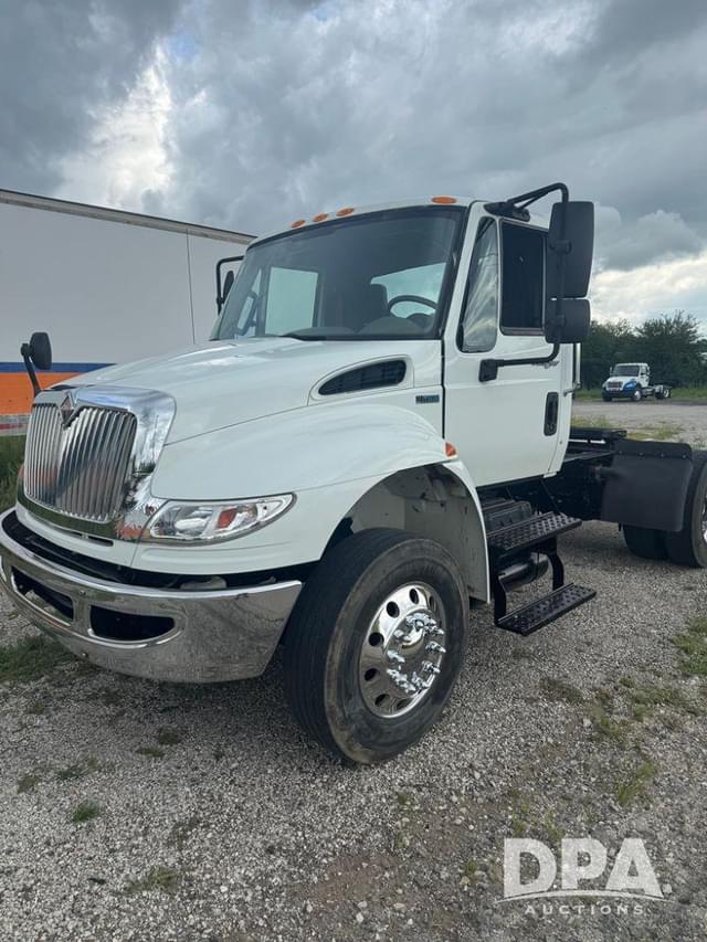 Image of International 4400 equipment image 3