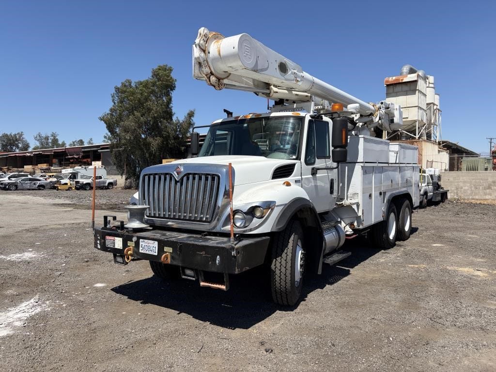 2013 International 7400 Equipment Image0