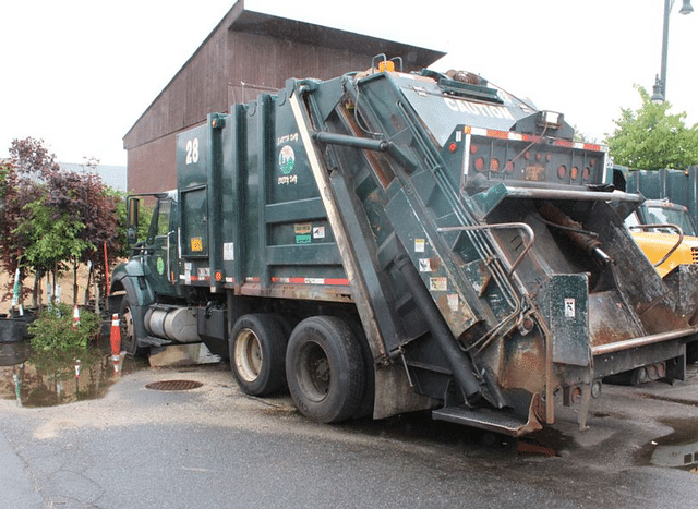 Image of International 7400 equipment image 1