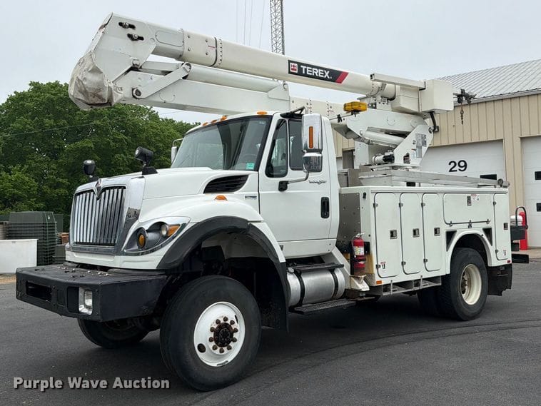 2013 International 7400 Equipment Image0
