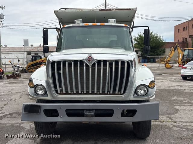 Image of International 7400 equipment image 1