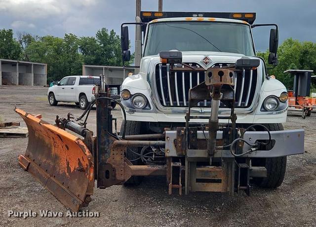 Image of International 7400 equipment image 1