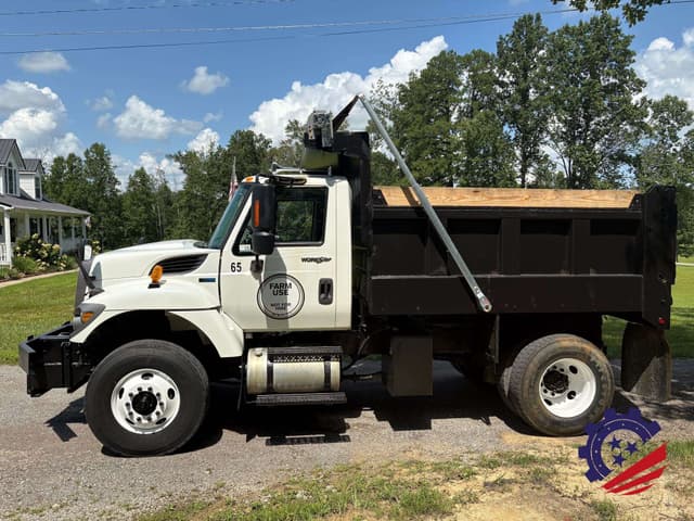 Image of International 7400 equipment image 1