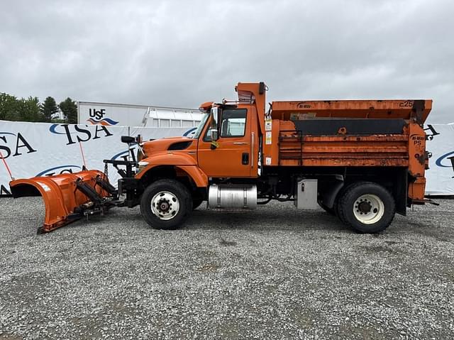 Image of International 7400 equipment image 1