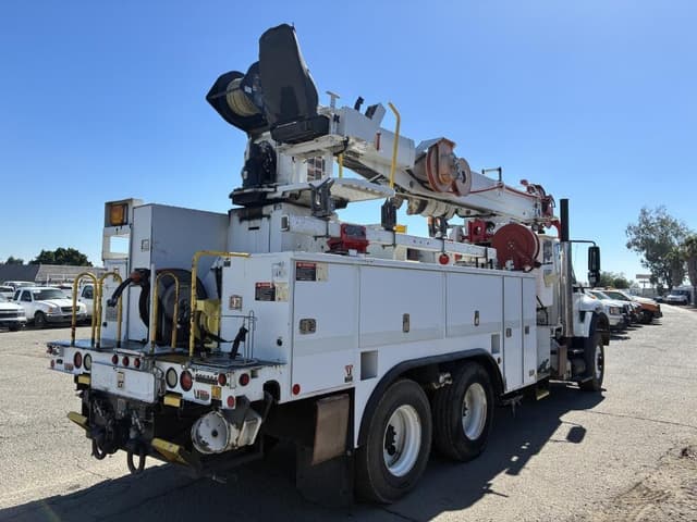 Image of International 7600 equipment image 2