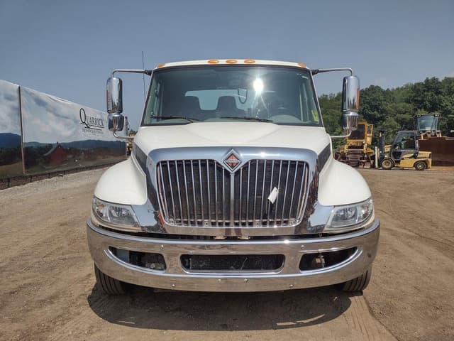 Image of International Durastar 4300 equipment image 1