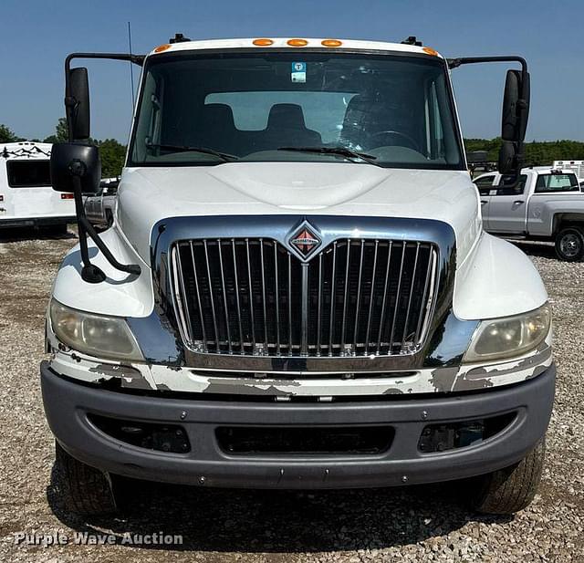 Image of International Durastar 4300 equipment image 1