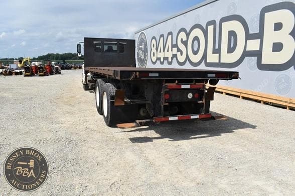 Image of International DuraStar 4400 equipment image 4